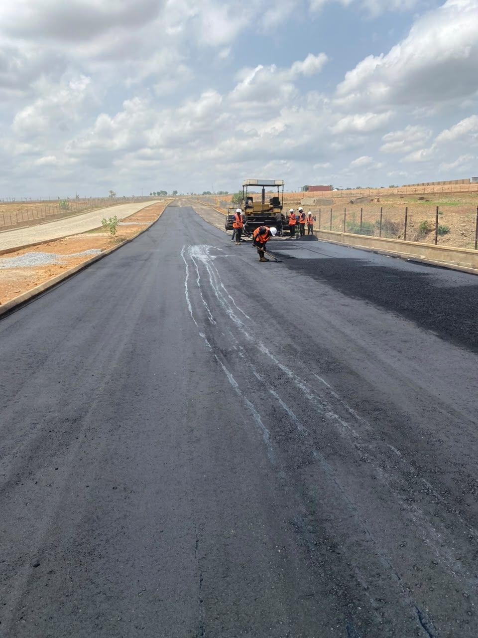New asphalt carriageway under construction
