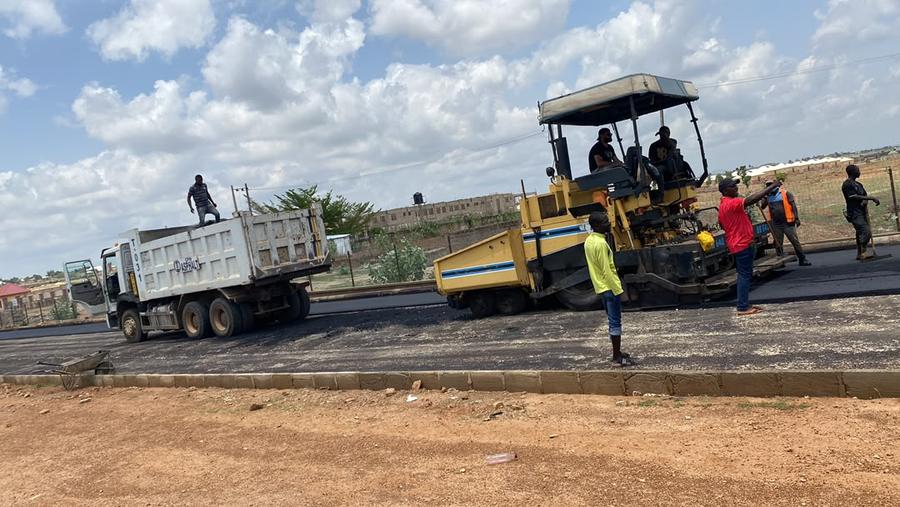 Asphalt delivery at the paving front