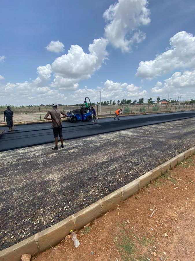 Pneumatic-tyred roller compacting asphalt